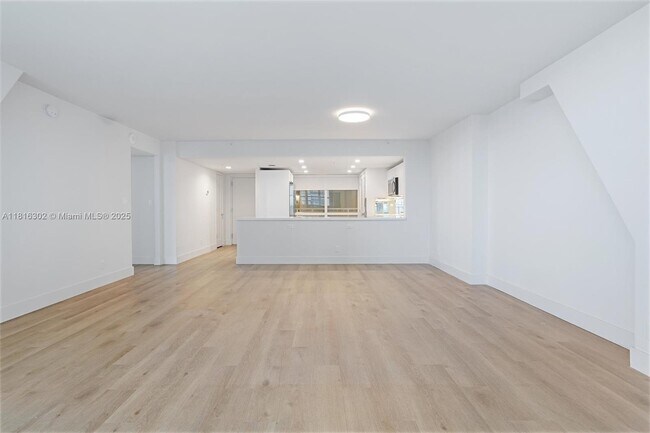 Foto del edificio - 555 NE 34th St