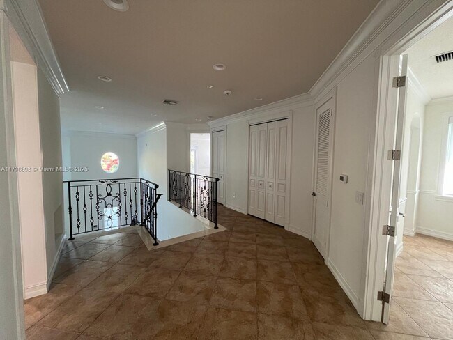 Building Photo - 2422 S Miami Ave