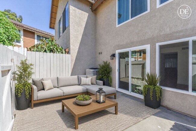 Building Photo - FOR RENT 2BD/1.5 BA/2 parkings/ Town House