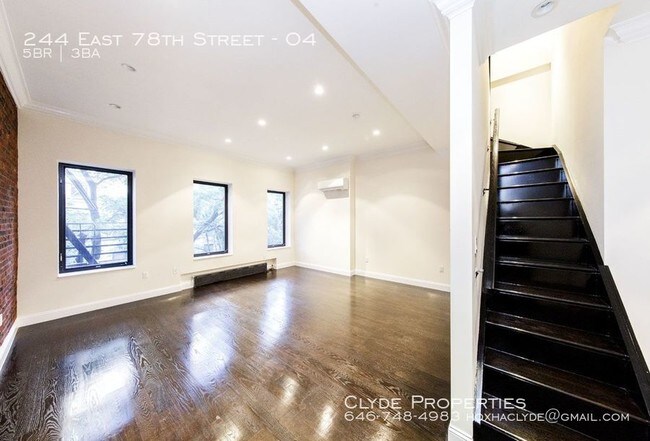 Foto del edificio - Stunning 5 bedroom duplex with 3 full baths!