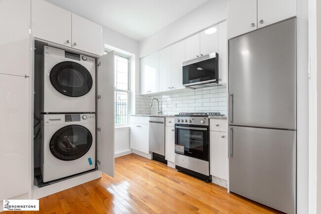 Foto del edificio - Greenwood: Renovated Top-Floor 1-Bedroom with Den, Dishwasher, and Laundry