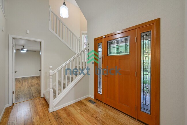 Foto del edificio - Spacious 5-Bedroom Haven with 3 Full Baths in Redmond – Your Dream Home Awaits!