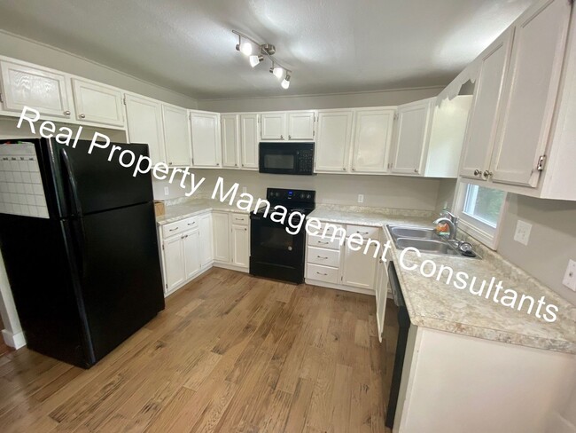 Building Photo - Updated 3-Bedroom Home with Modern Feature...