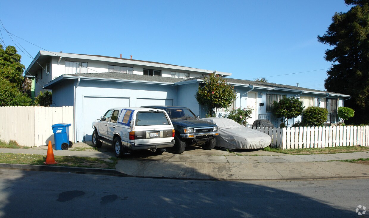 Foto principal - 900-902 Larkspur Dr