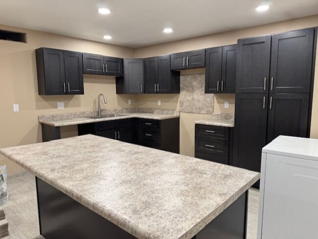 Building Photo - 3 Bedroom 2 Bathroom House FOR RENT