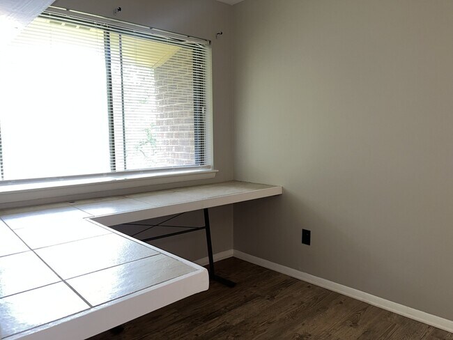 Building Photo - 1212 Schaub Dr