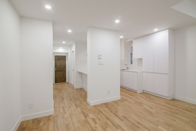 Building Photo - 2100 Rue du Fort