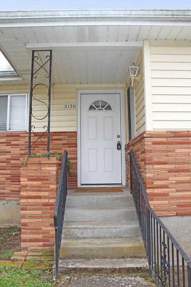Building Photo - Fab 3+ Bed 2 Bath Mid-Century Home in Hopp...