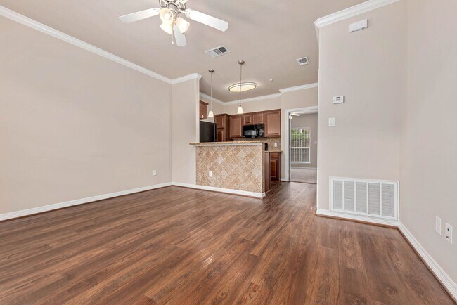 Foto del edificio - AVAILABLE AUGUST 2026 Spacious 1 Bed, 1 Bath in Lakeridge Townhomes on Bus Route