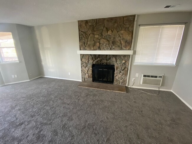 Building Photo - Large 2 bed 1 bath Top Floor Condo