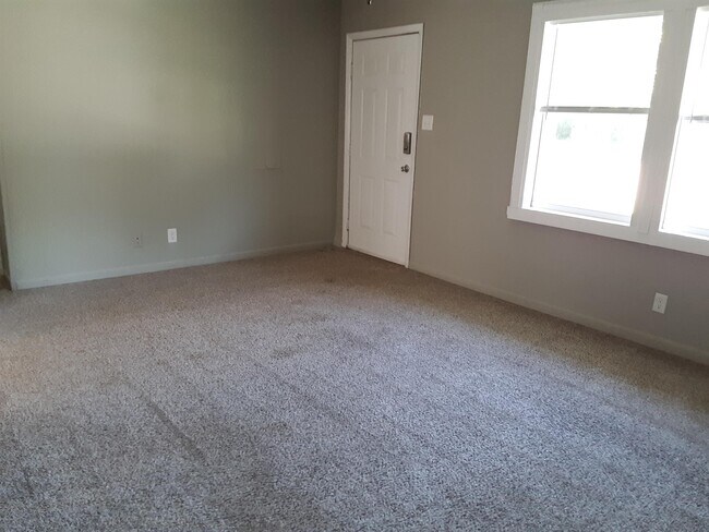 Building Photo - 841 Navaho Ave