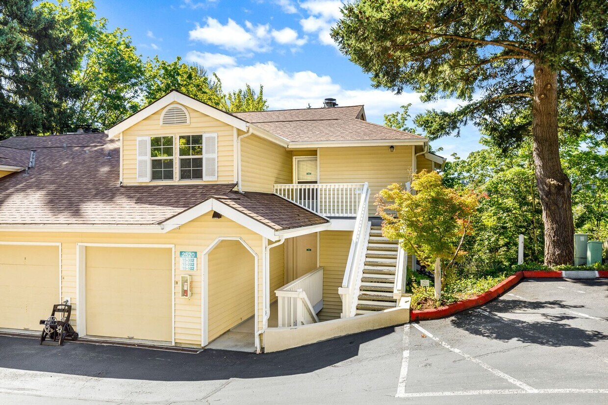 Primary Photo - REDUCED AND 2 WEEKS FREE!!! Bellevue Top F...