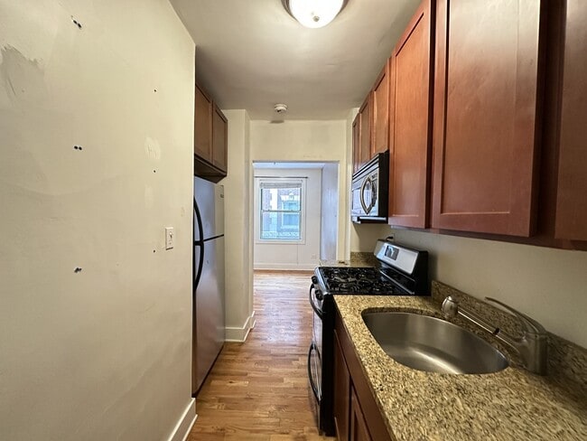 Building Photo - 549 W Surf St