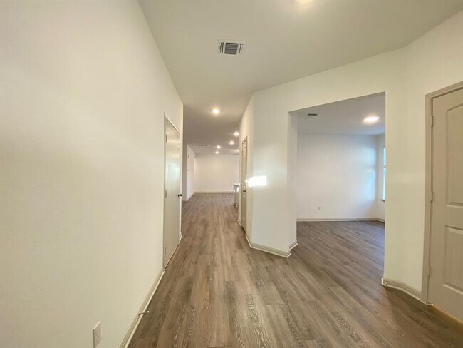 Building Photo - 202 Sweetwater Crk Ln