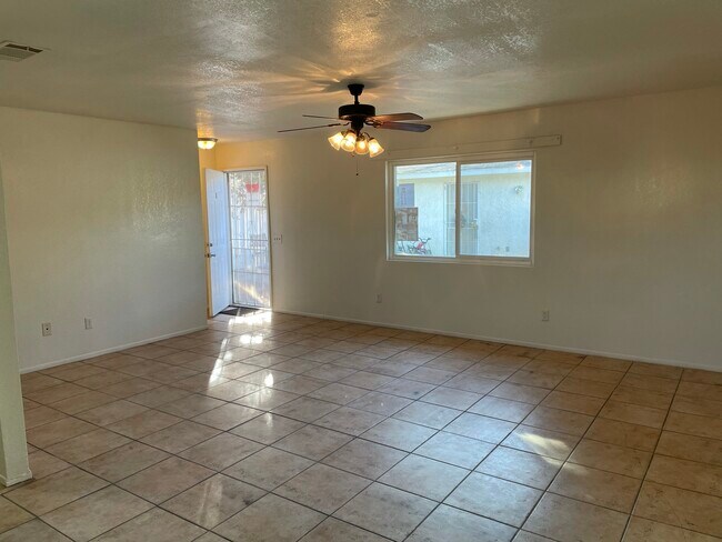 Front door + screen door leading into living room - 21625 Bear Valley Rd