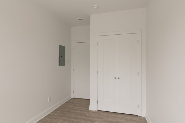 Building Photo - 6600 Av. de Darlington