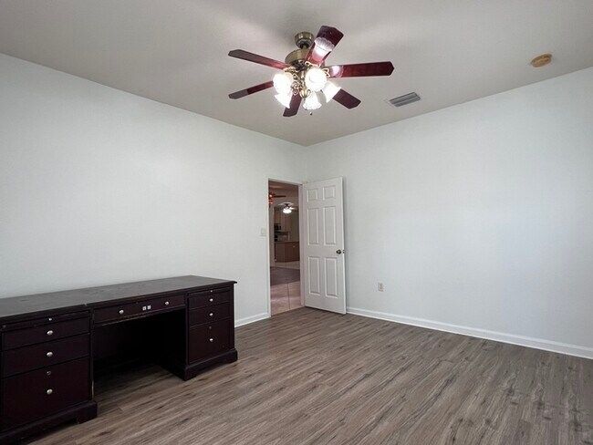 Foto del edificio - HUGE PRICE REDUCTION!! HOME IS READY FOR A...