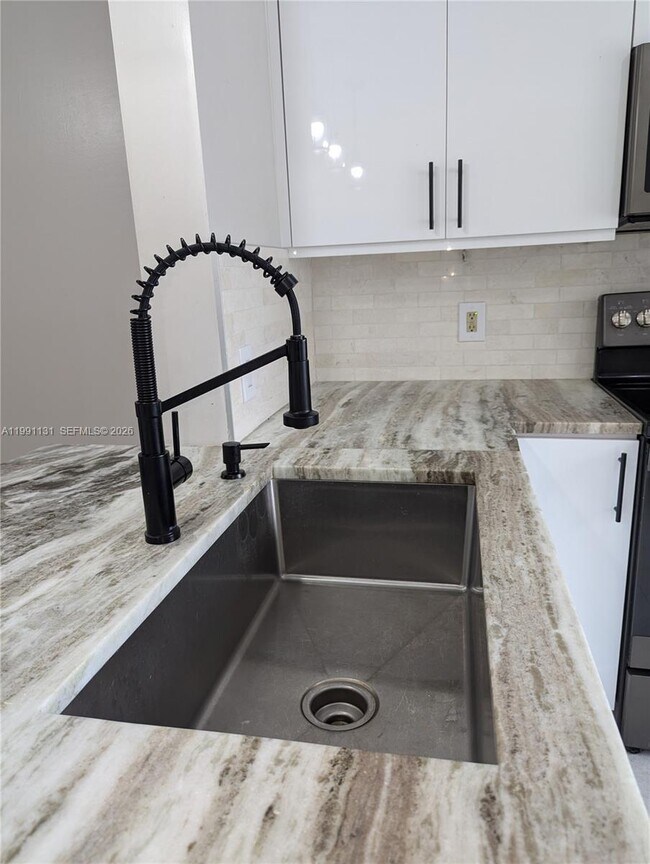 Foto del edificio - 641 NW 105th Way