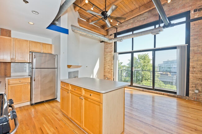 Building Photo - 2210 W Wabansia Ave