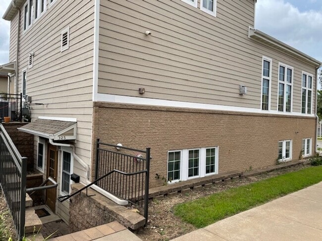Building Photo - lcm325