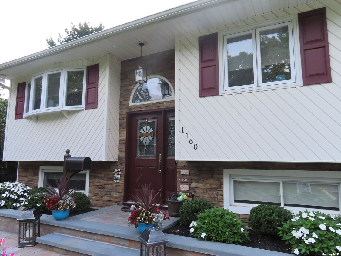 1160 Patricia Ave Unit 1, West Islip, NY 11795 Room for Rent in West