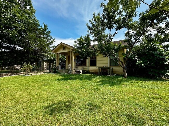 Building Photo - 2438 W Clarendon Dr