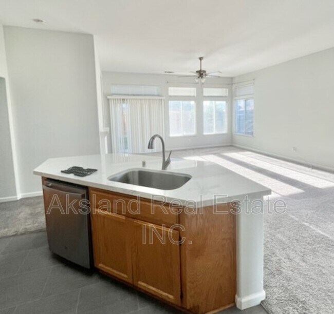 Building Photo - 2058 Buena Vista Dr