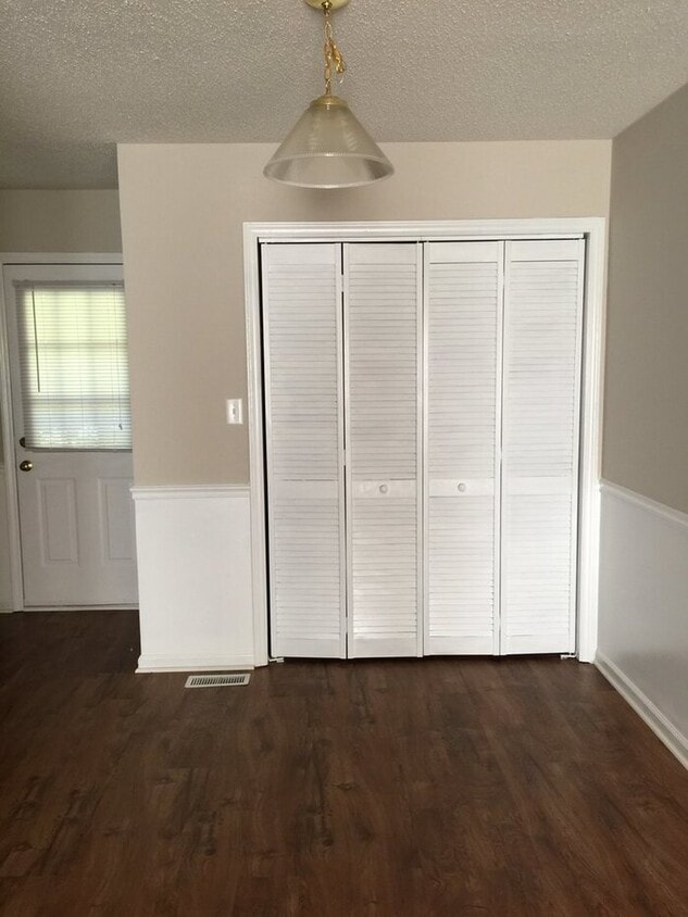 Foto del edificio - Shelton Place $1025.00, 2br/1.5ba townhome...