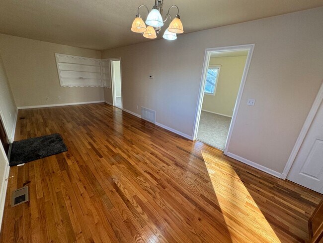 Building Photo - Cute little home with huge back yard.