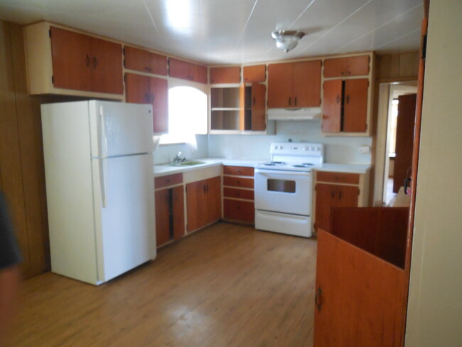 Building Photo - 102 W Seguin St
