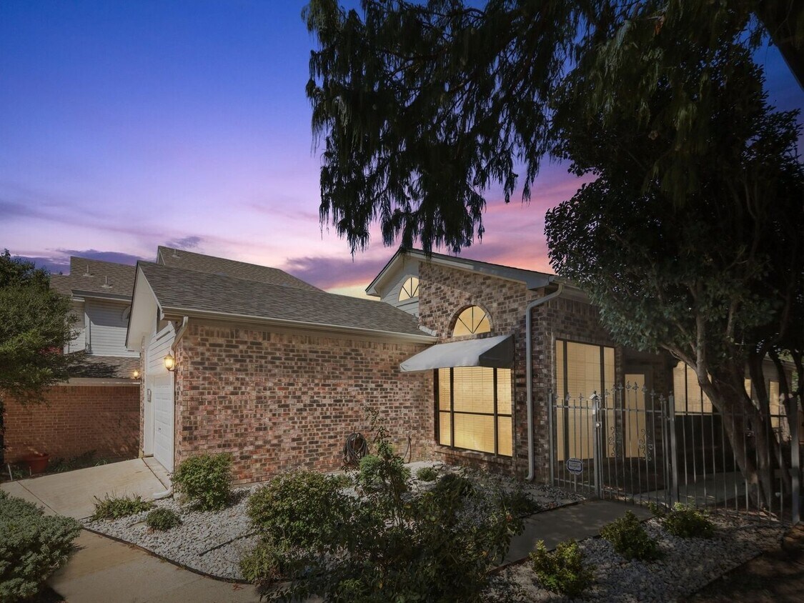 Foto principal - Spacious 2 Bedroom, 2 Bathroom Home in Eag...