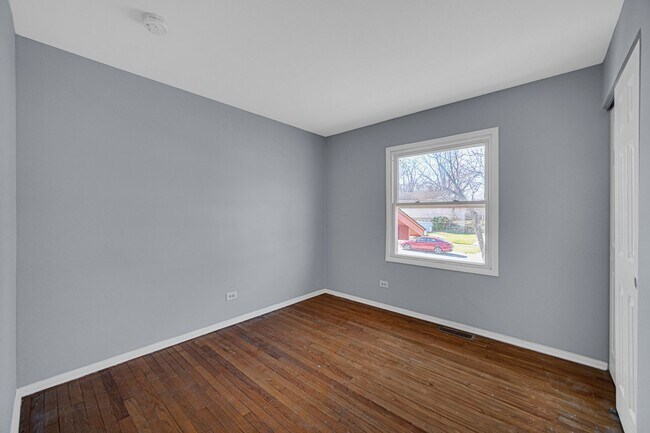 Foto del edificio - Spacious 4-Bedroom Split-Level in University Park
