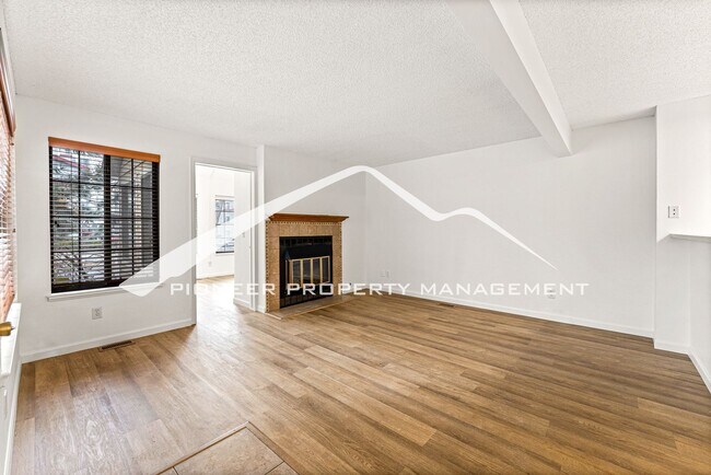 Building Photo - Gorgeous Condo with Washer/Dryer and Centr...