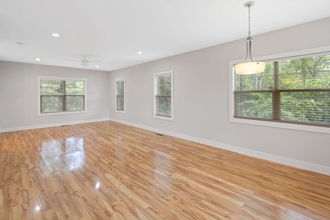 Building Photo - Modern Kenilworth Home