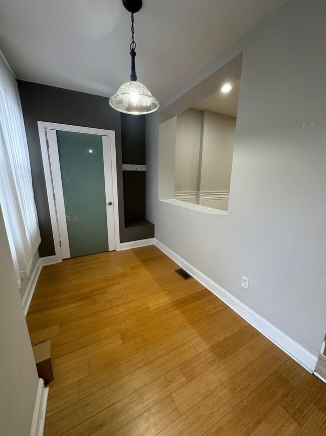 Building Photo - Newly renovated 3 bed/2 bath