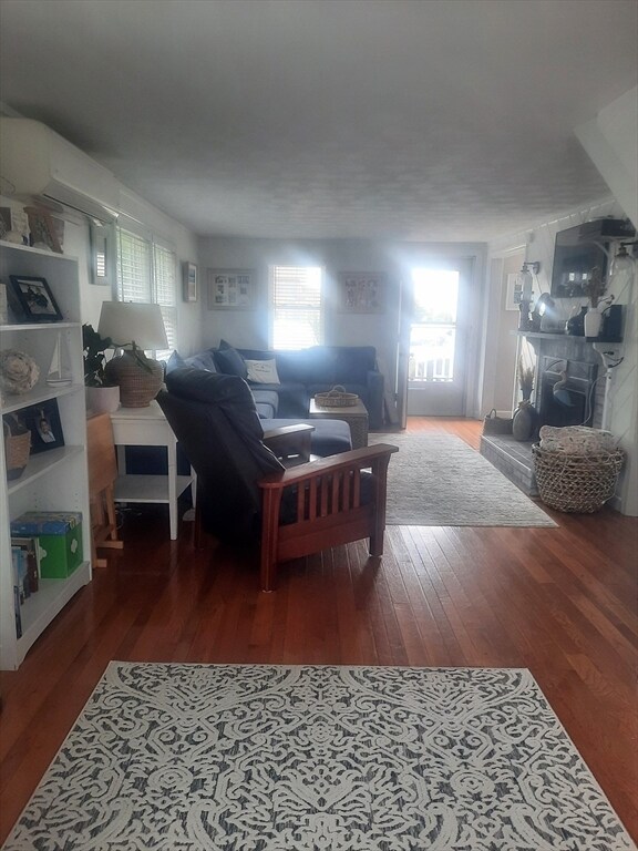 Foto del edificio - 24 Pine Point Rd