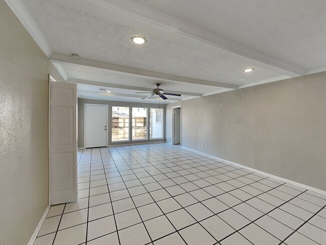 Building Photo - JUST WHAT YOU WERE LOOKING FOR!!!