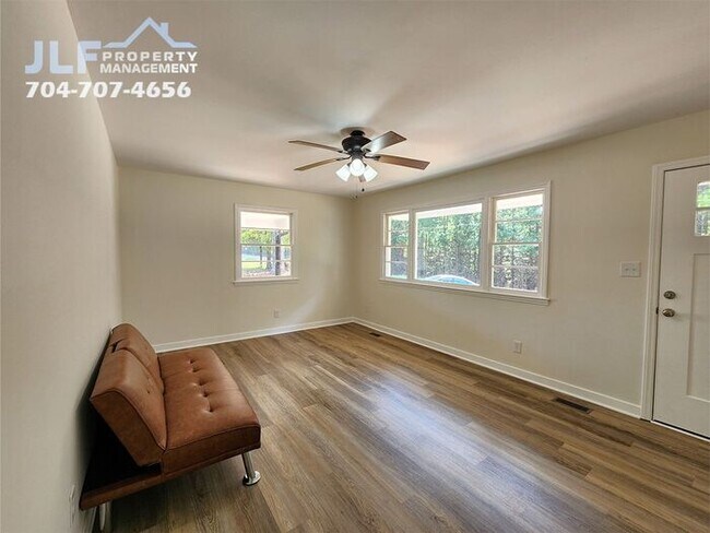 Foto del edificio - Fully Remodeled 3 Bed/1.5 Bath Ranch in Be...