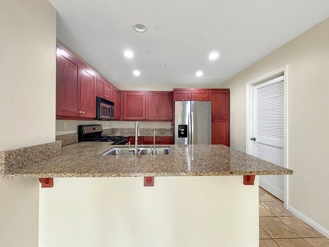 Building Photo - Beautiful 2B/2.5BA in Gated Community w/ A...