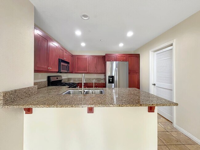 Building Photo - SD: Bright 2BD/2.5BA Townhome in Point Loma with Fireplace, Private Balcony & Tandem Garage