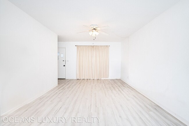 Building Photo - 2 br, 1.5 bath House - 3431 S Peninsula Dr #9