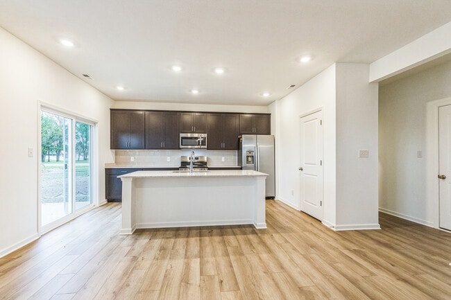 Foto del edificio - 3449 Briarwick Dr