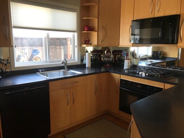 Kitchen - 320 E Bellevue Ave
