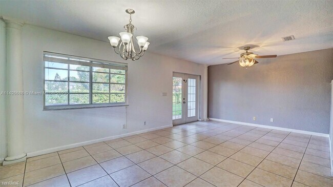 Building Photo - 3 br, 2.5 bath Townhome - 9012 NW 38th Dr # 1
