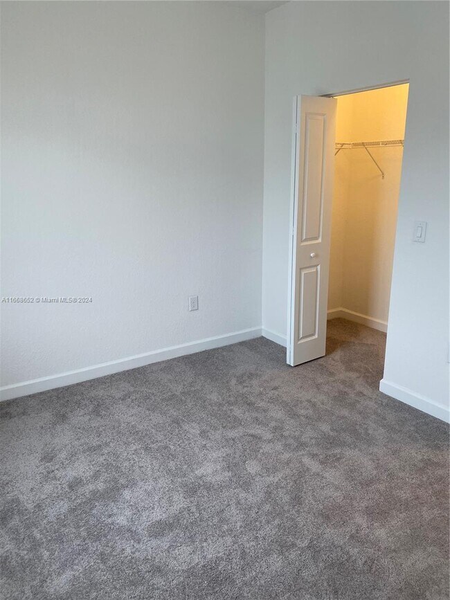 Foto del edificio - 320 NE 208th Terrace