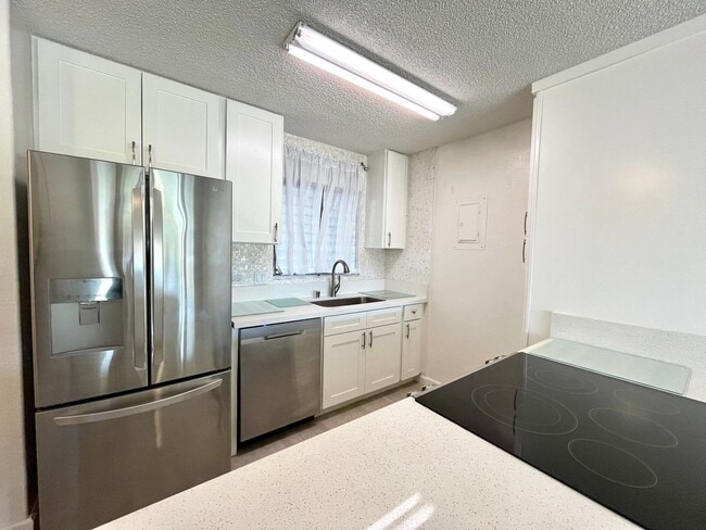 Building Photo - Stylish 2 Bed / 2 Bath Condo in Colonnade ...