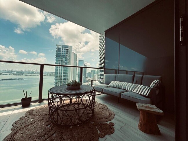 Foto del edificio - 650 NE 32nd St