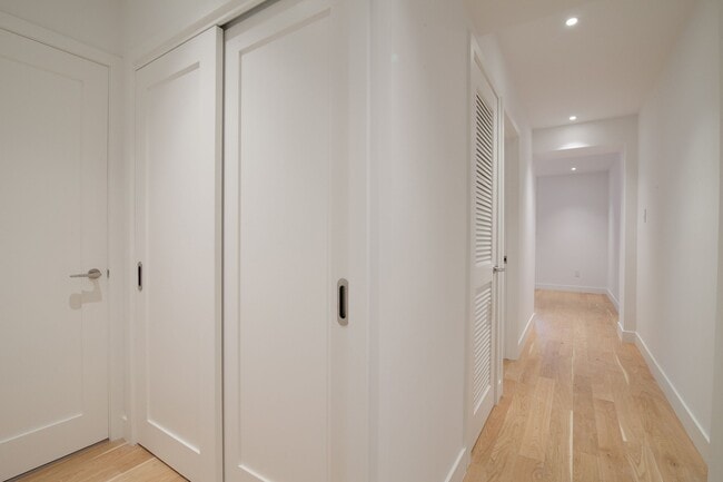 Photo du bâtiment - 4715 Chem. Queen Mary