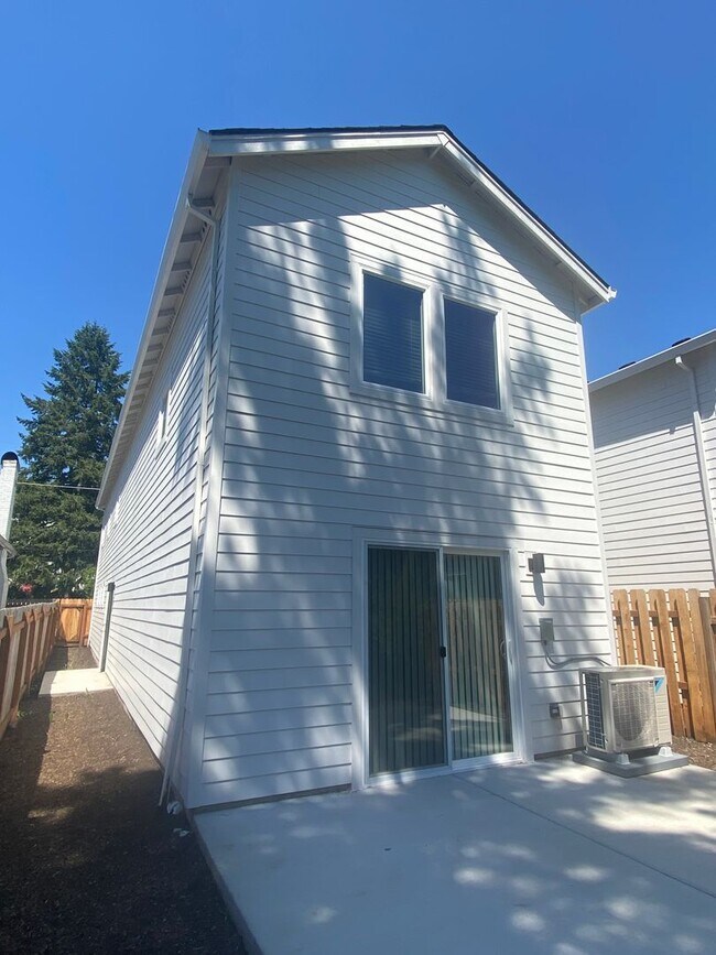 Building Photo - 3 Bedroom Townhome in SE Portland