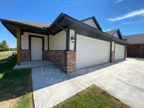 Building Photo - 5220 Oakwood Villa Ct